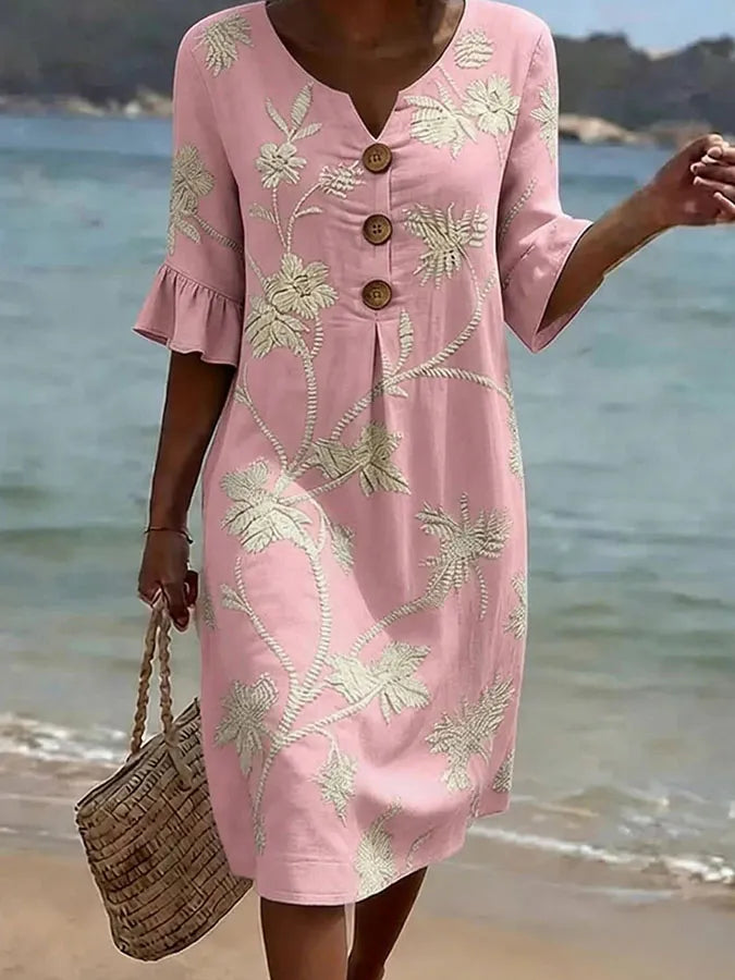 Vestido informal de mulher com estampado floral.