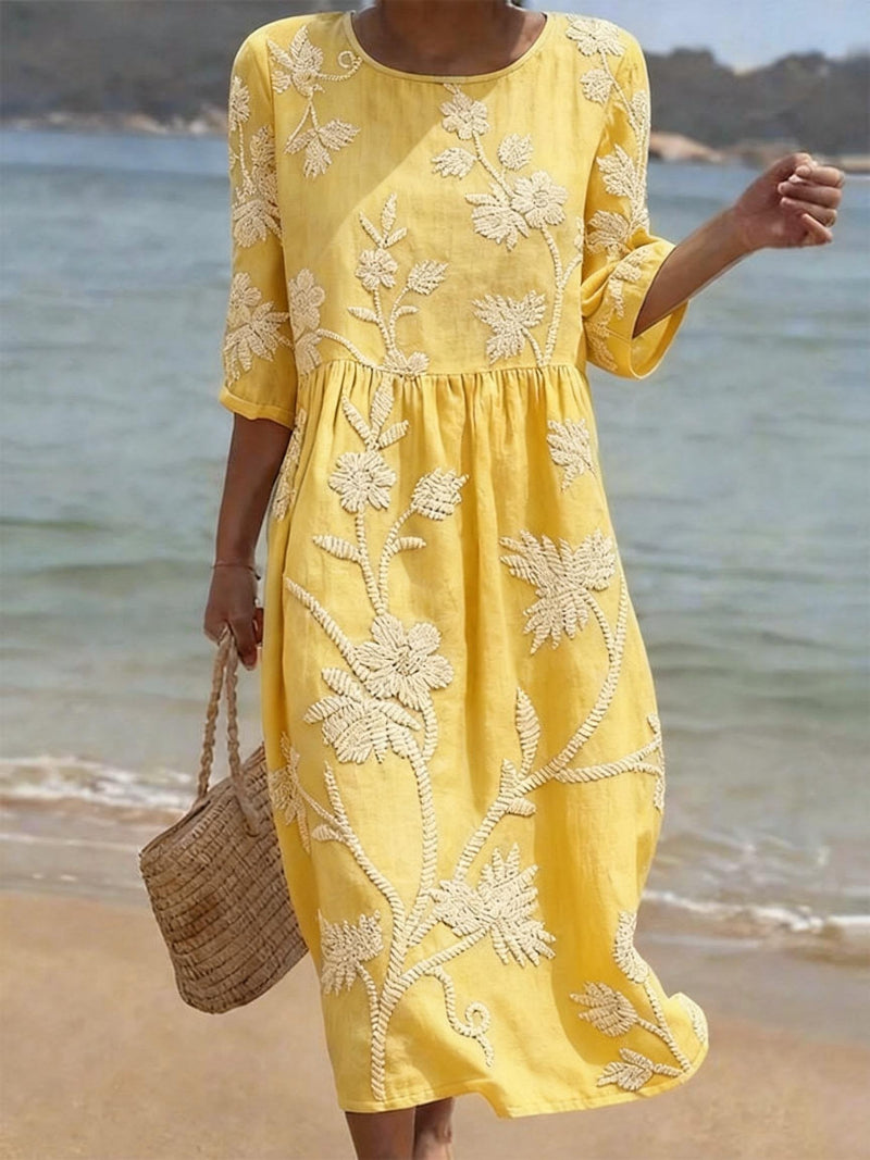 Vestido casual feminino com estampado floral.