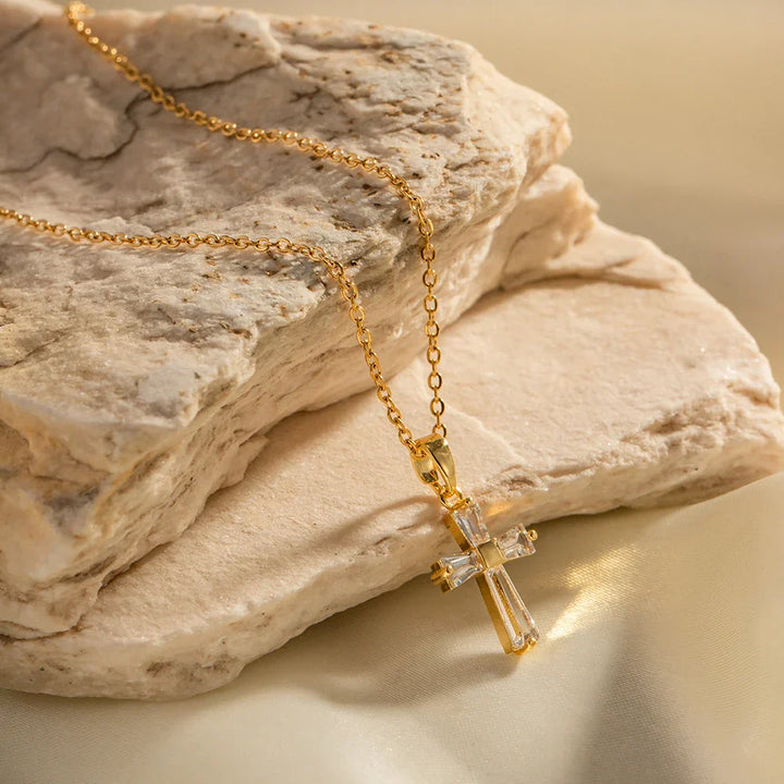 Colar com Pendente em Cruz de Diamantes Delicados
